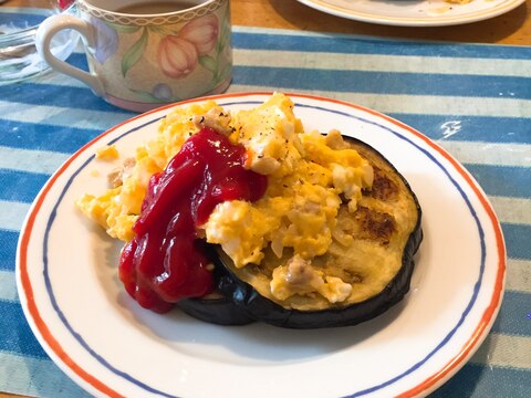 茄子のパンケーキ スクランブルエッグ添え